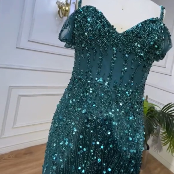 BRAND NEW EMERALD GREEN FEATHER GOWN🔥😍 - Picture 7 of 8